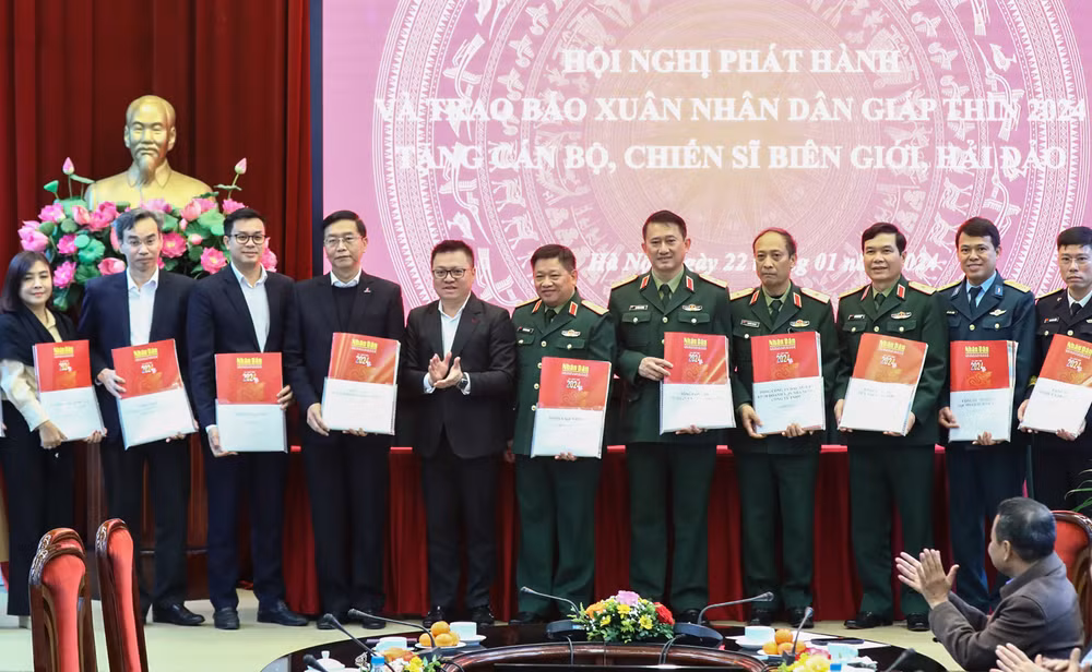 Đồng chí Lê Quốc Minh cùng đại diện một số đơn vị trao tặng báo Xuân cho đại diện các đơn vị nhận báo. Ảnh: THÀNH ĐẠT