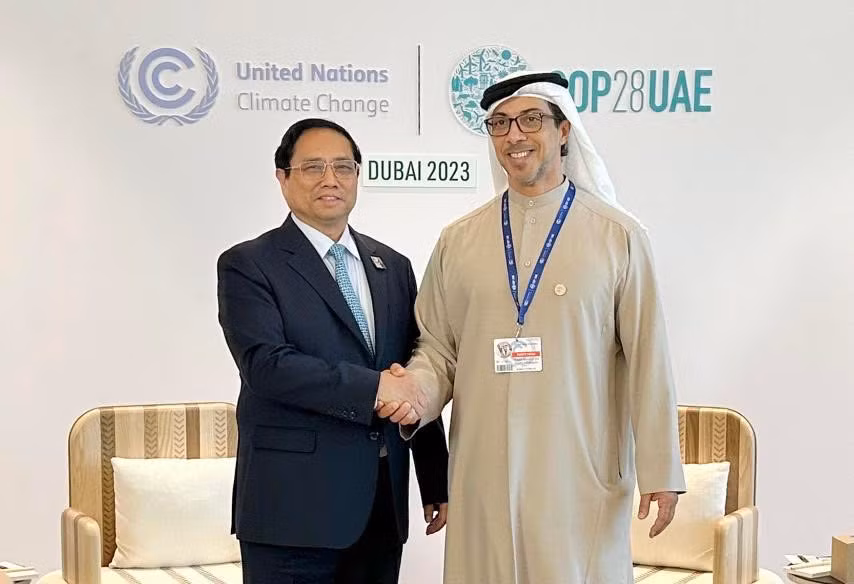 Thủ tướng Phạm Minh Chính gặp Phó Tổng thống UAE Sheikh Mansour Bin Zayed Al Nahyan.