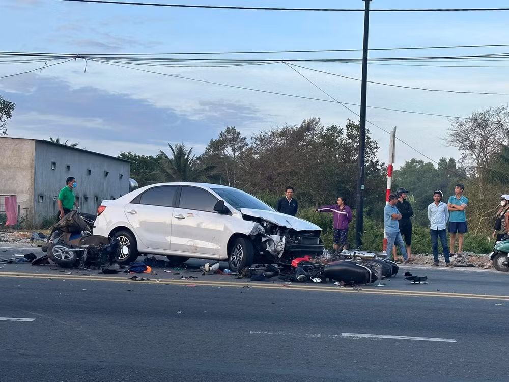 Hiện trường vụ tai nạn giao thông nghiêm trọng xảy ra vào sáng 5/2 tại thành phố Phú Quốc, tỉnh Kiên Giang. (Ảnh: Công an cung cấp)