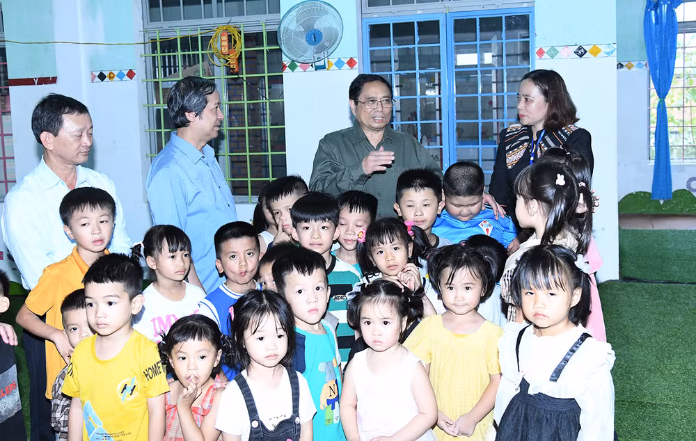 Thủ tướng Phạm Minh Chính với các cô giáo và cháu học sinh Trường mầm non Măng Đen