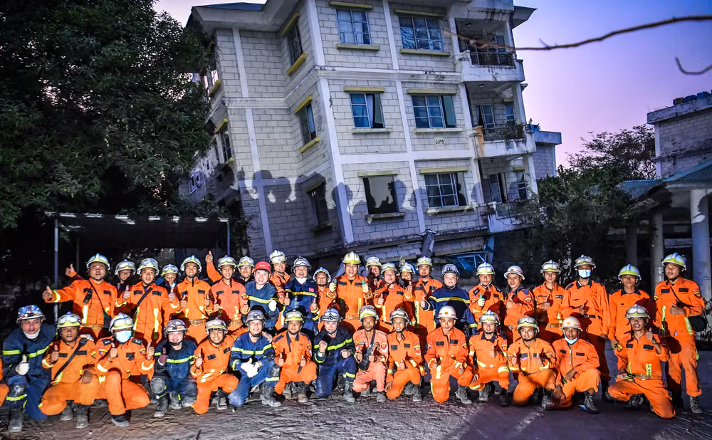 [Ảnh] Nín thở xem lực lượng cứu hộ Bộ Công an đưa thi thể ra khỏi tòa nhà sắp đổ sập ảnh 13