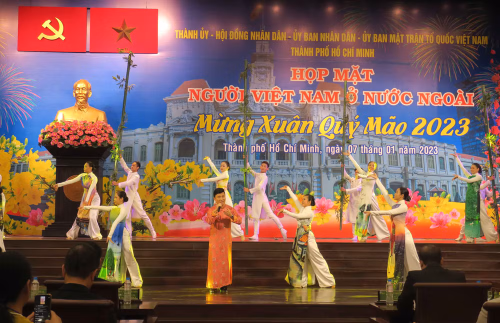 Một tiết mục văn nghệ chào mừng tại buổi họp mặt.