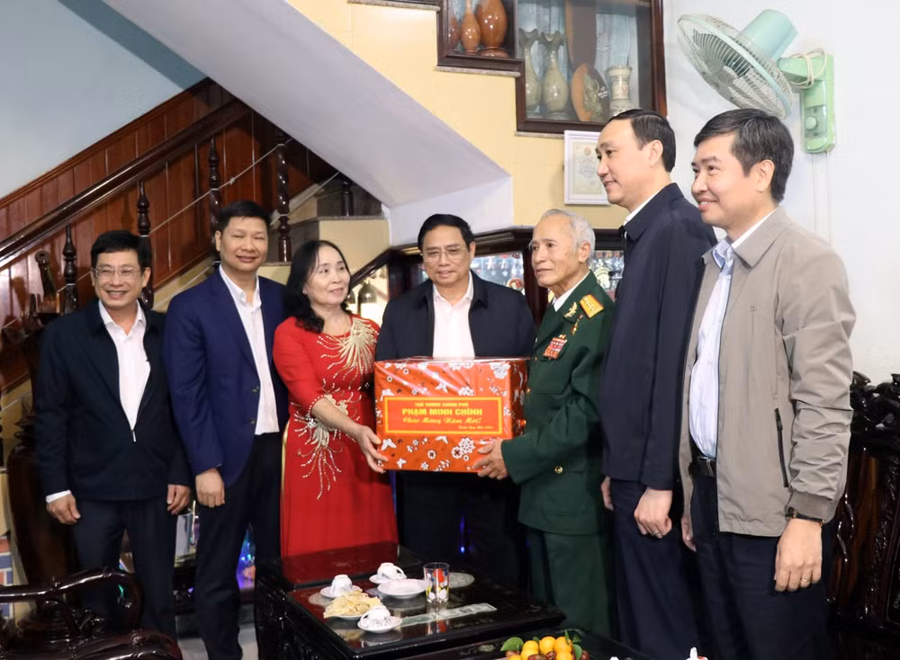 Thủ tướng Chính phủ Phạm Minh Chính thăm chúc Tết Anh hùng Lực lượng vũ trang nhân dân Đặng Phi Thưởng.