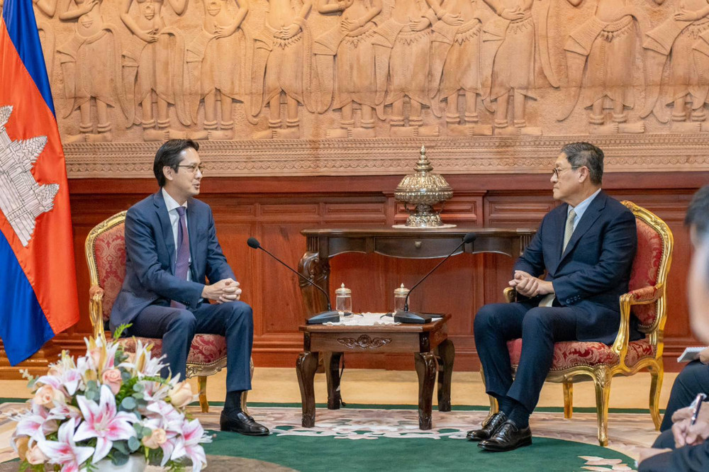 Thứ trưởng Ngoại giao Đỗ Hùng Việt và Phó Thủ tướng, Bộ trưởng Ngoại giao và Hợp tác quốc tế Campuchia Sok Chenda Sophea.
