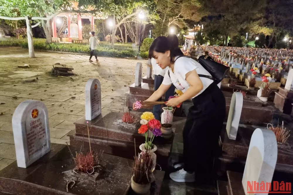 Du khách dâng hương vào ban đêm ở Nghĩa trang Liệt sĩ quốc gia Trường Sơn.