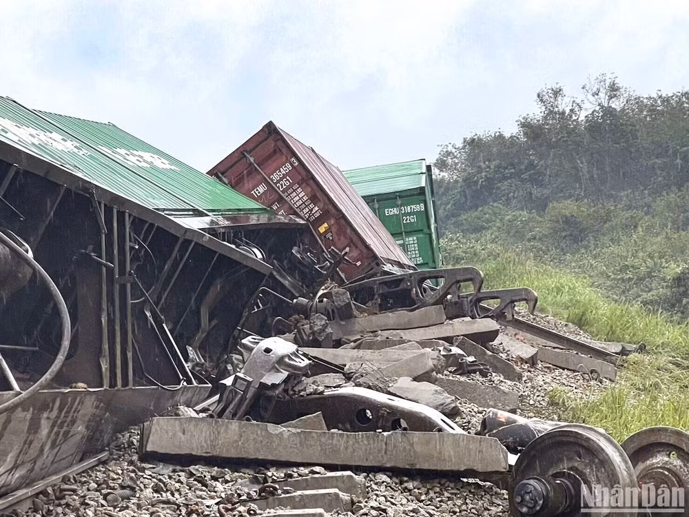 Nhiều toa tàu đã bị lật sau vụ nổ. (Ảnh: Khaosod)