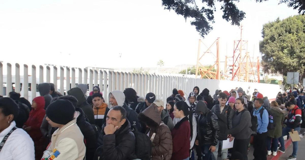 Người di cư tại cửa khẩu ở Tijuana, Mexico. (Ảnh: THX/TTXVN)