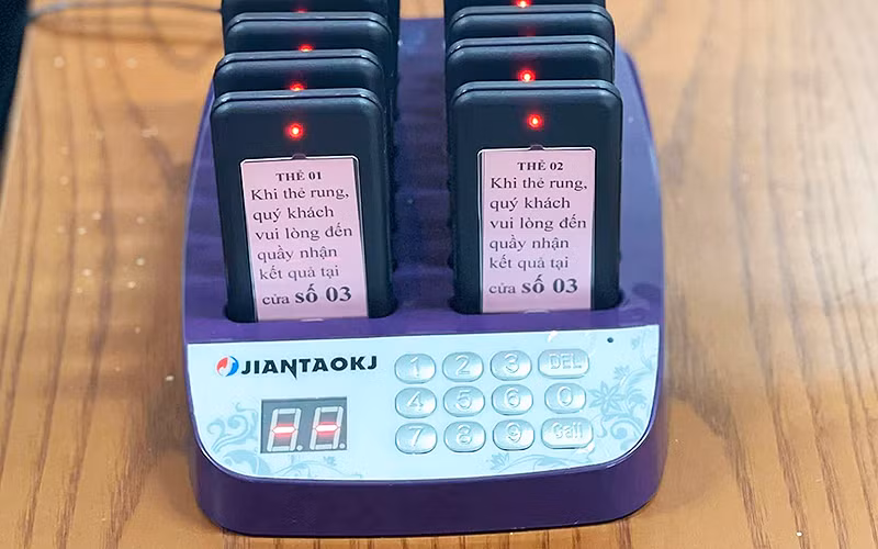 Thiết bị thẻ rung thông minh được tuổi trẻ Dương Xá cung cấp cho bà con trong quá trình giải quyết thủ tục hành chính.