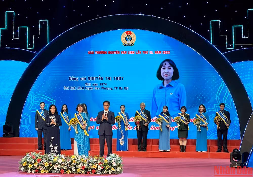 Trao Giải thưởng Nguyễn Văn Linh tặng 10 cán bộ công đoàn tiêu biểu.