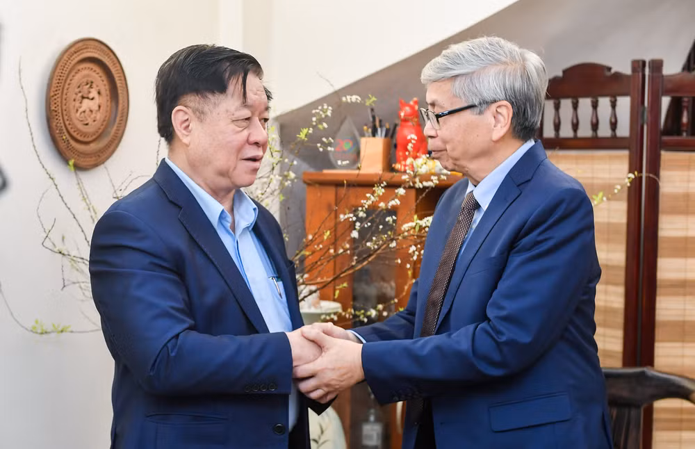 Đồng chí Nguyễn Trọng Nghĩa đến thăm, chúc Tết Giáo sư, Viện sĩ, Tiến sĩ khoa học Đặng Vũ Minh. (Ảnh: THÀNH ĐẠT)