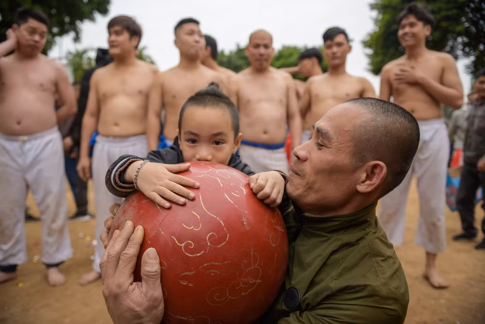 Vật cầu Thúy Lĩnh luôn thể hiện tinh thần thể thao thượng võ của trai tráng Thúy Lĩnh từ đời này sang đời khác.