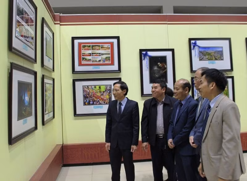 Các đại biểu tham quan triển lãm ảnh nghệ thuật.