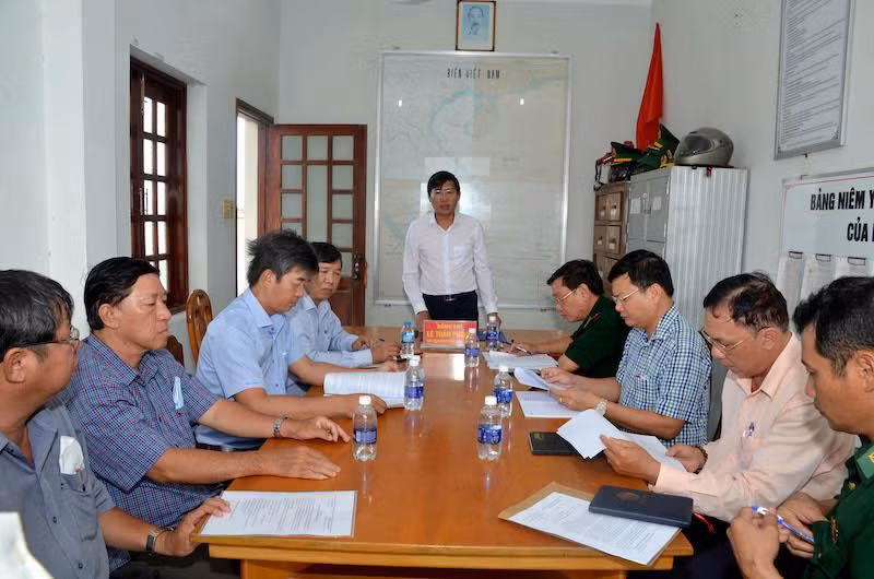 Chủ tịch UBND tỉnh Bình Thuận Lê Tuấn Phong chỉ đạo các đơn vị khẩn trương tìm kiếm tàu cá bị mất liên lạc trên biển.