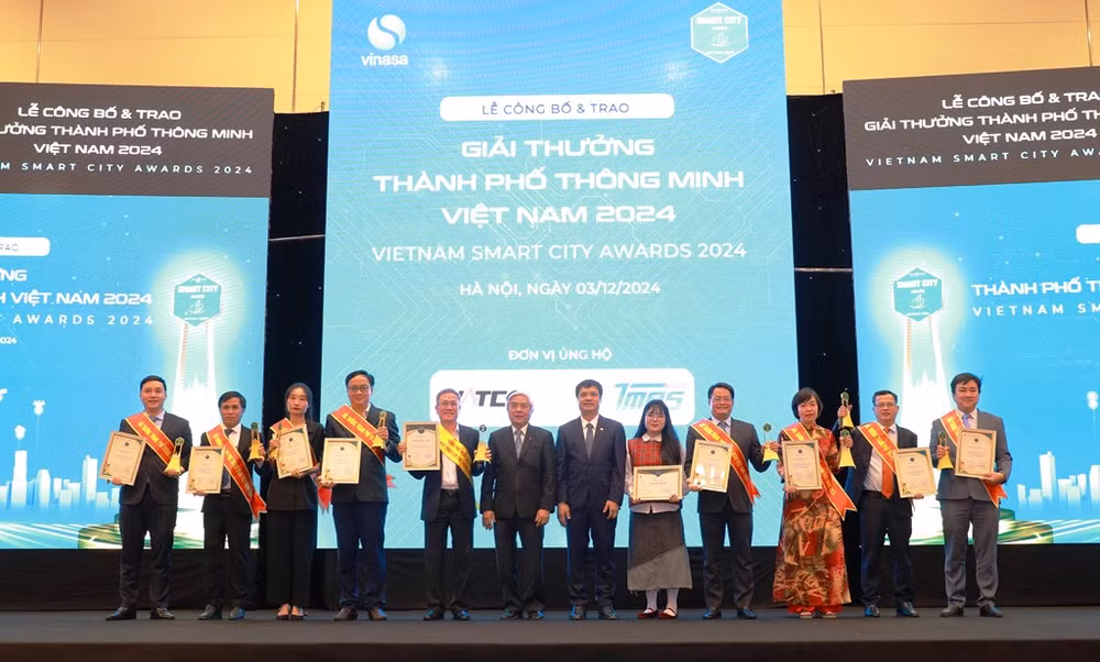  Ban Tổ chức vinh danh và trao tặng giải thưởng Thành phố thông minh Việt Nam năm 2024 cho các thành phố đoạt giải.