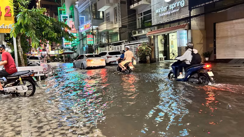 Nhiều tuyến đường ở quận Ninh Kiều chìm trong nước vào những ngày đầu tháng 4.