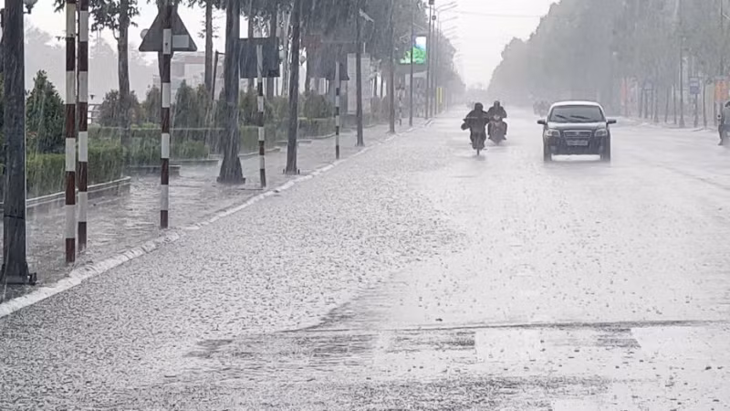 Mưa nặng hạt gây ngập một số tuyến đường nội ô thành phố Vị Thanh, Hậu Giang.