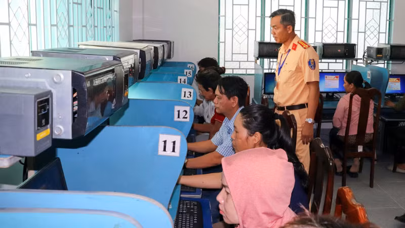 Cảnh sát giao thông sát hạch phần thi lý thuyết.