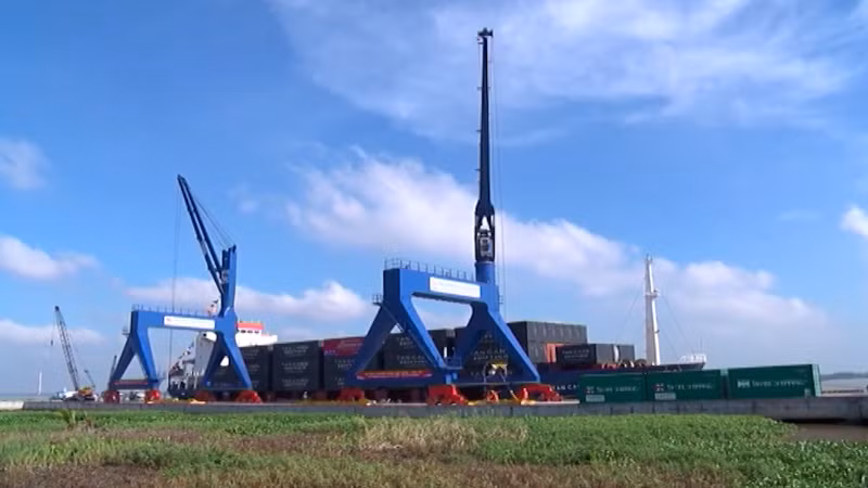 Bốc xếp hàng hóa tại Cảng Cái Cui