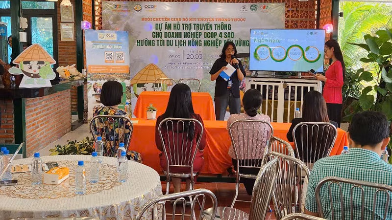 Sinh viên thuyết trình ứng dụng bộ kit truyền thông.