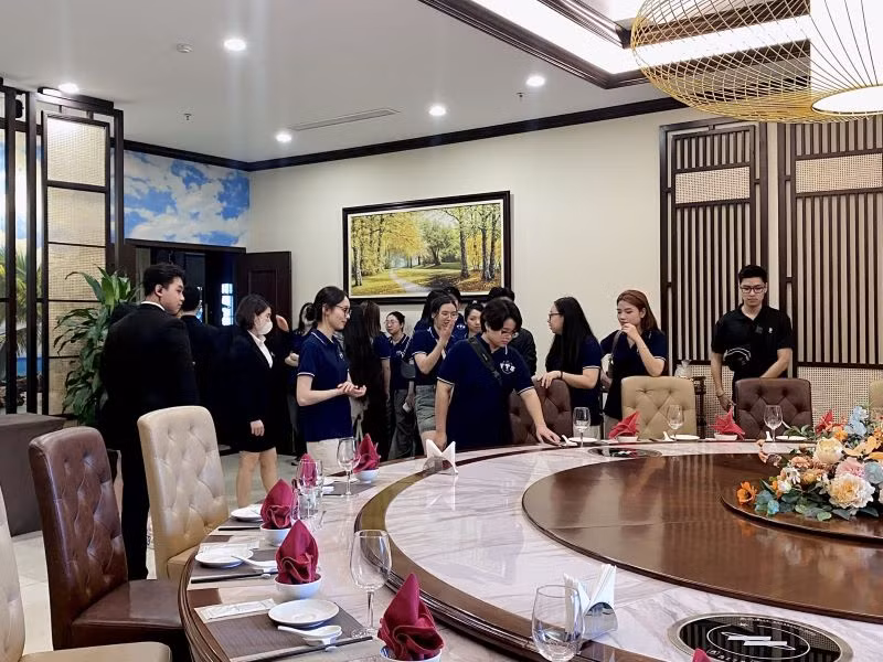 Sinh viên Khoa Du lịch Đại học Khoa học xã hội và Nhân văn đi thực tế tại Khách sạn Ninh Binh Legend. (Ảnh: ANH ĐỆ)