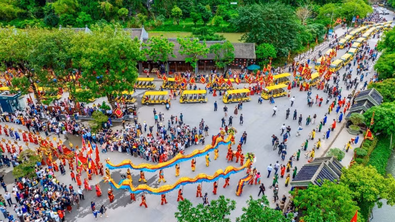 Đông đảo người dân và du khách tham dự, hòa mình vào không gian văn hóa đậm chất truyền thống của lễ hội.
