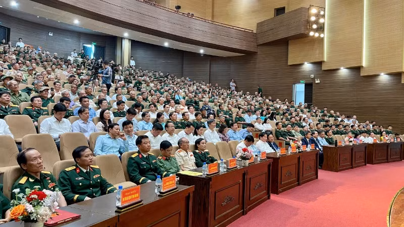 Các đại biểu lắng nghe các nhân chứng lịch sử, những người trực tiếp tham gia Chiến dịch Hồ Chí Minh năm 1975 chia sẻ những câu chuyện tham gia đấu tranh giành độc lập dân tộc.