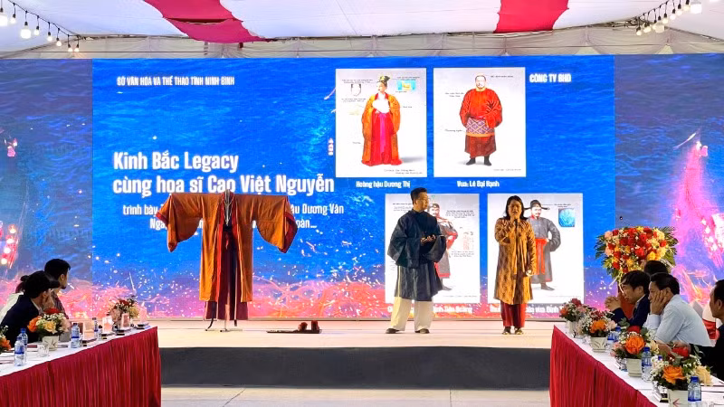 Nhóm nghiên cứu Kinh Bắc Legacy kết hợp với họa sĩ Cao Việt Nguyễn trình bày 3 bộ trang phục của Thái hậu Dương Văn Nga, Vua Đinh Tiên Hoàng và Vua Lê Đại Hành tại Hội thảo.