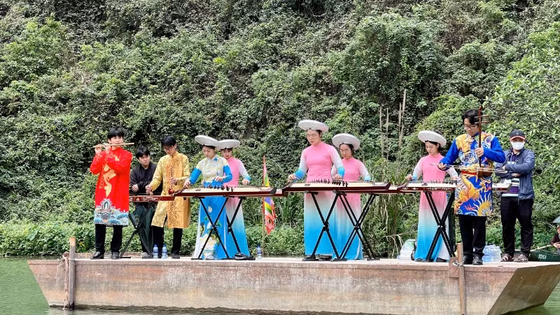 Nhiều loại hình truyền thống từ các vùng miền được biểu diễn tại lễ hội.