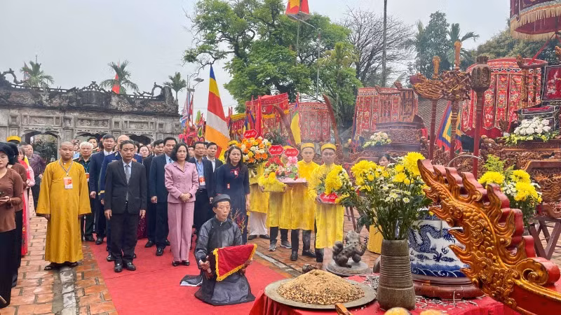 Các đại biểu dâng hương tri ân, tưởng nhớ, kỷ niệm 960 năm ngày sinh Đức Thánh Nguyễn (1065-2025) tại Ninh Bình.