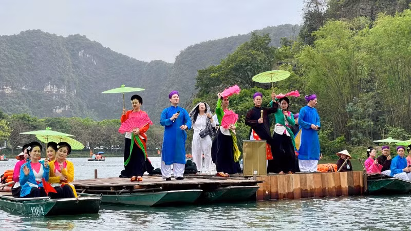 Biểu diễn hát Chèo tại lễ hội.