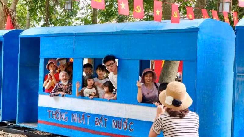 Du khách thích thú với các hoạt động trải nghiệm tại Khu du lịch sinh thái Thung Nham, tỉnh Ninh Bình.