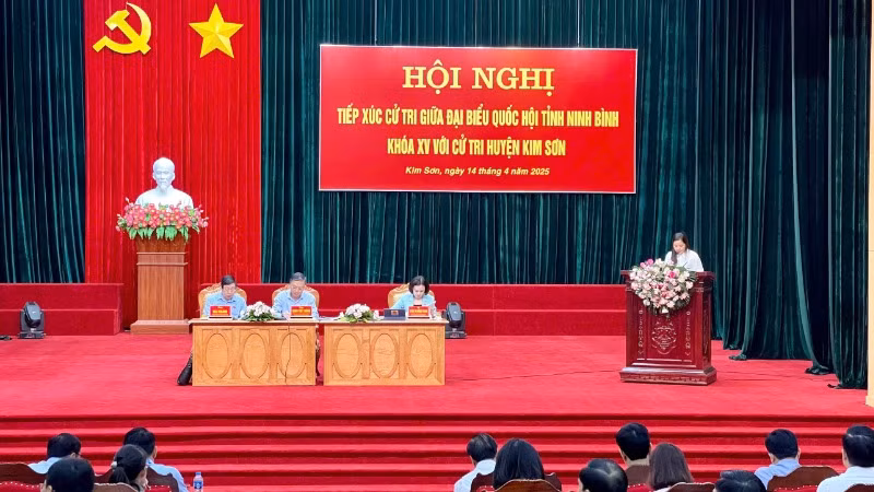 Bà Nguyễn Thị Lợi, cử tri thị trấn Phát Diệm, huyện Kim Sơn nêu ý kiến, kiến nghị tại buổi tiếp xúc.