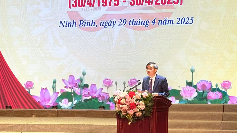 Đồng chí Đoàn Minh Huấn, Ủy viên Trung ương Đảng, Bí thư Tỉnh ủy Ninh Bình phát biểu tại buổi gặp mặt.