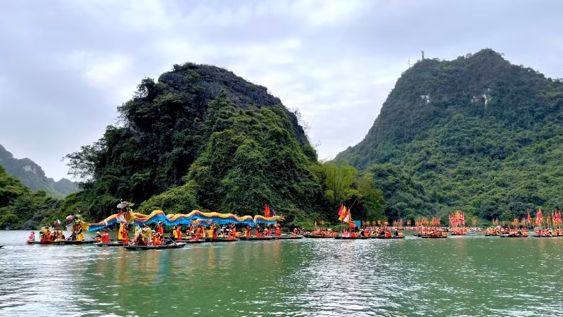 Lễ hội Tràng An là nơi giao thoa và kết nối các giá trị văn hóa đặc sắc của vùng đất cố đô, thể hiện nét văn hóa tín ngưỡng độc đáo của người dân Ninh Bình.