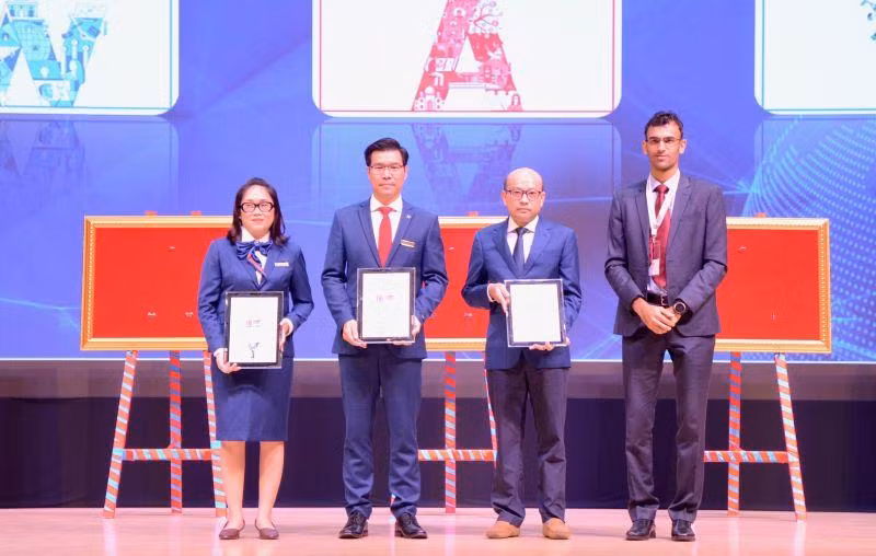 Đại diện tổ chức xếp hạng THE World University Rankings trao các chứng nhận xếp hạng cho Trường đại học Tôn Đức Thắng.