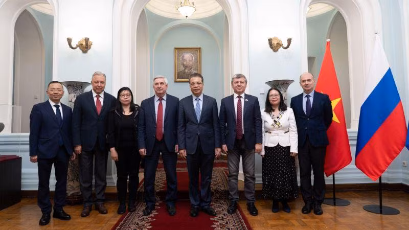 Các đại biểu chụp ảnh lưu niệm.