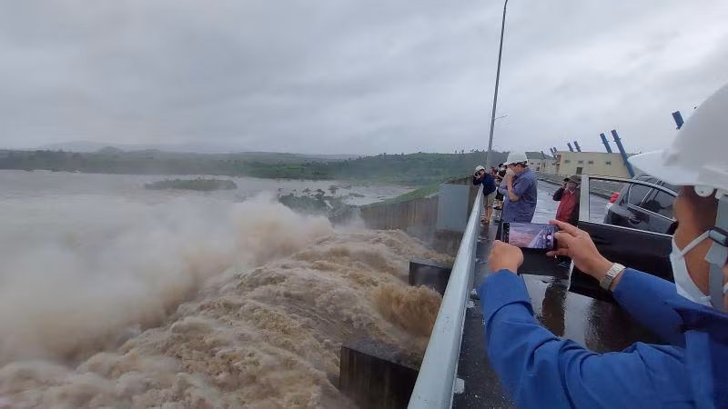 Vận hành xả lũ hồ chứa Thủy điện Sông Ba Hạ.