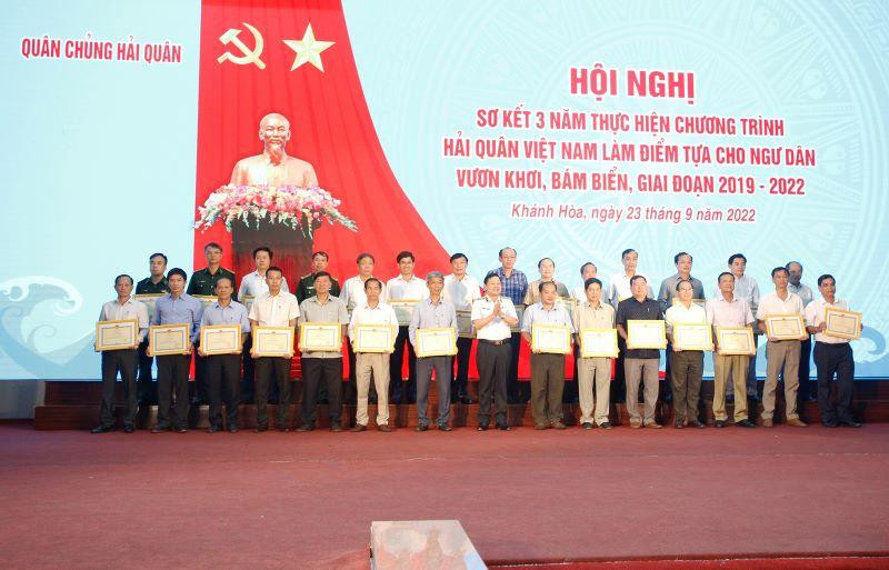 Trung tướng Nguyễn Văn Bổng, Bí thư Đảng ủy, Chính ủy Hải quân trao thưởng cho tập thể, cá nhân có thành tích xuất sắc trong thực hiện chương trình.