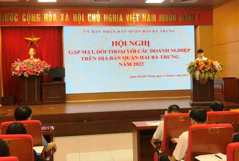 Đại diện Ủy ban nhân dân quận Hai Bà Trưng phổ biến nội dung mới về bảo hiểm xã hội. 