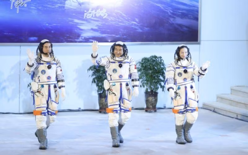 Các phi hành gia của tàu vũ trụ Thần Châu 13 trước khi bắt đầu sứ mệnh hàng không vũ trụ kéo dài 6 tháng. (Ảnh: Nhân dân nhật báo)