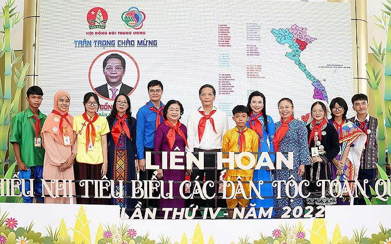 Các đồng chí Lãnh đạo Đảng, Nhà nước, Trung ương Đoàn, Hội đồng Đội Trung ương cùng một số đại biểu ưu tú về dự Liên hoan.