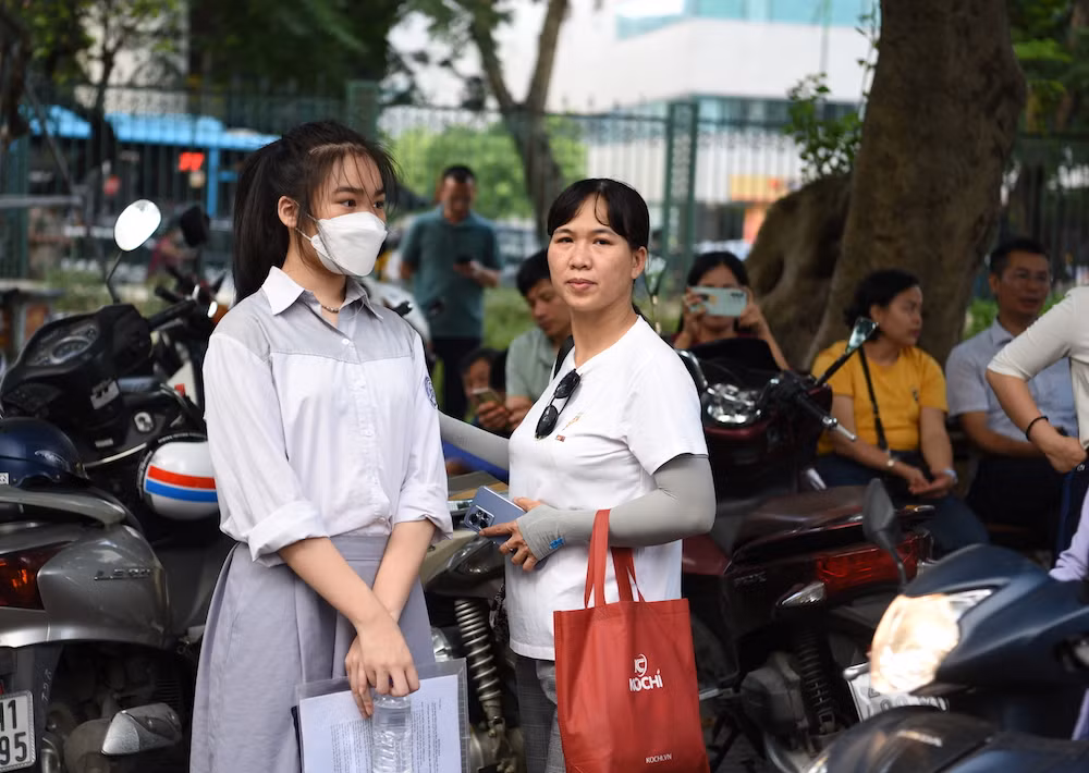 Phụ huynh đồng hành cùng con trong ngày thi (Ảnh: NGUYỄN TRANG)