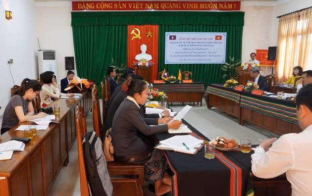 Đại diện hai đoàn công tác của tỉnh Thừa Thiên Huế và Salavan dự lễ ký kết