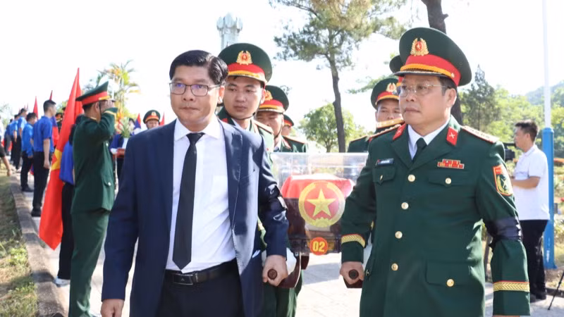 Lãnh đạo địa phương và Quân khu cùng đón, đặt các anh vào lòng đất mẹ.