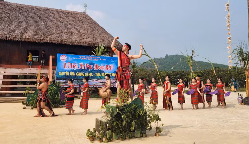 Sắc màu văn hóa, kinh tế ở A Lưới có nhiều thay đổi trong những năm gần đây.