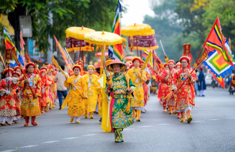 Nghi thức rước Mẫu trong lễ hội điện Huệ Nam diễn ra trên đường phố Huế
