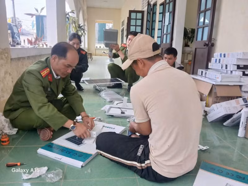 Công an xã Quảng Nhâm cùng dân địa phương thực hiện dự án Thắp sáng bước chân em