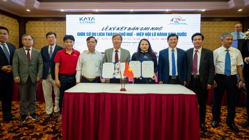 Đại diện Sở Du lịch thành phố Huế và Hiệp hội Du lịch Hàn Quốc ký kết Bản ghi nhớ hợp tác. (Ảnh: PV)