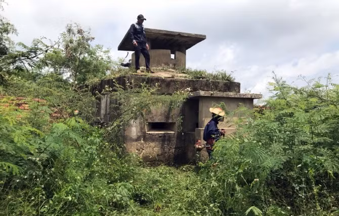 Một lô cốt đã xuống cấp nằm trên thượng thành thuộc hệ thống di tích kinh thành Huế. 