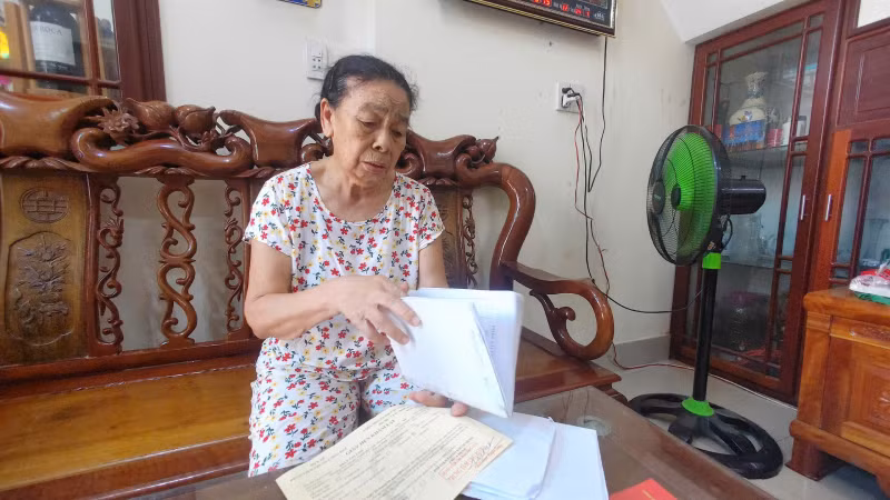 Bà Trần Thị Tâm trên chiếc ghế ngủ nhờ ở nhà người quen.